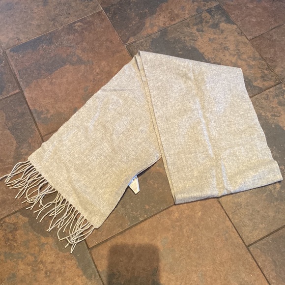 Grey Uniqlo cashmere scarf - Picture 3 of 3